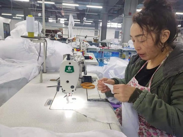 河北迁西:鑫泰制衣厂让留守妇女就业照顾家庭"两不误"_澎.