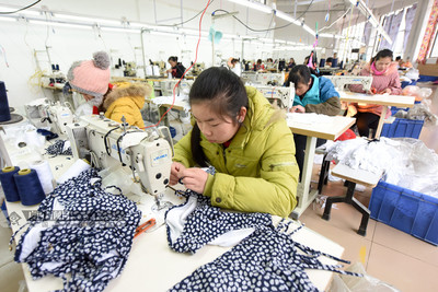 柳州三江扶贫“微车间”：制衣产业助力贫困户家门口就业